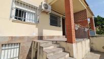 Vista exterior de Casa adosada en venda en Albinyana amb Calefacció, Jardí privat i Terrassa