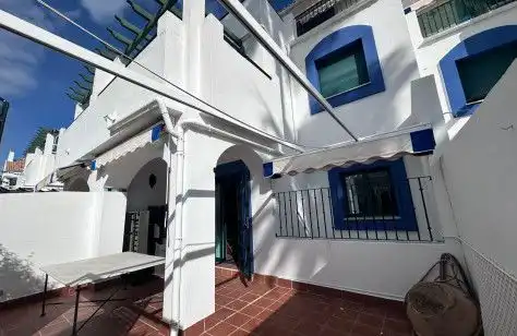 Außenansicht von Einfamilien-Reihenhaus zum Verkauf in Marbella mit Terrasse