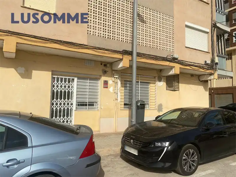 Vista exterior de Planta baja en venta en Valencia con Aire acondicionado y Horno