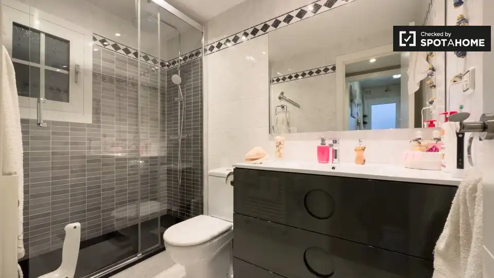 Bathroom of Flat for share in Nou Barris