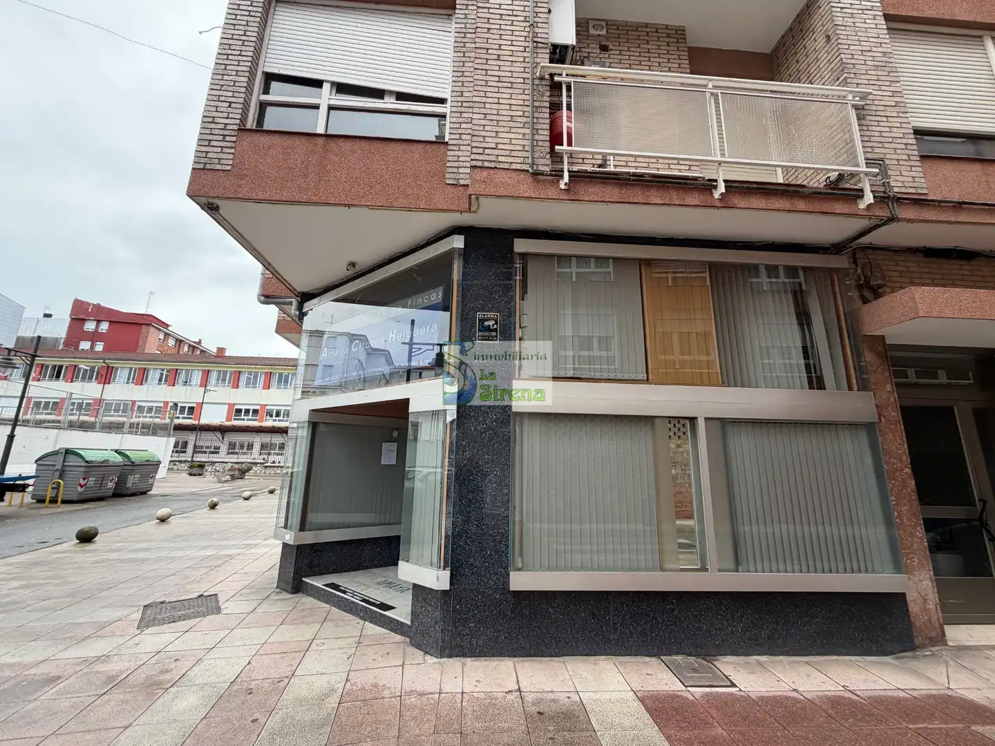 Vista exterior de Local en venda en Castro-Urdiales amb Moblat, Internet i Alarma