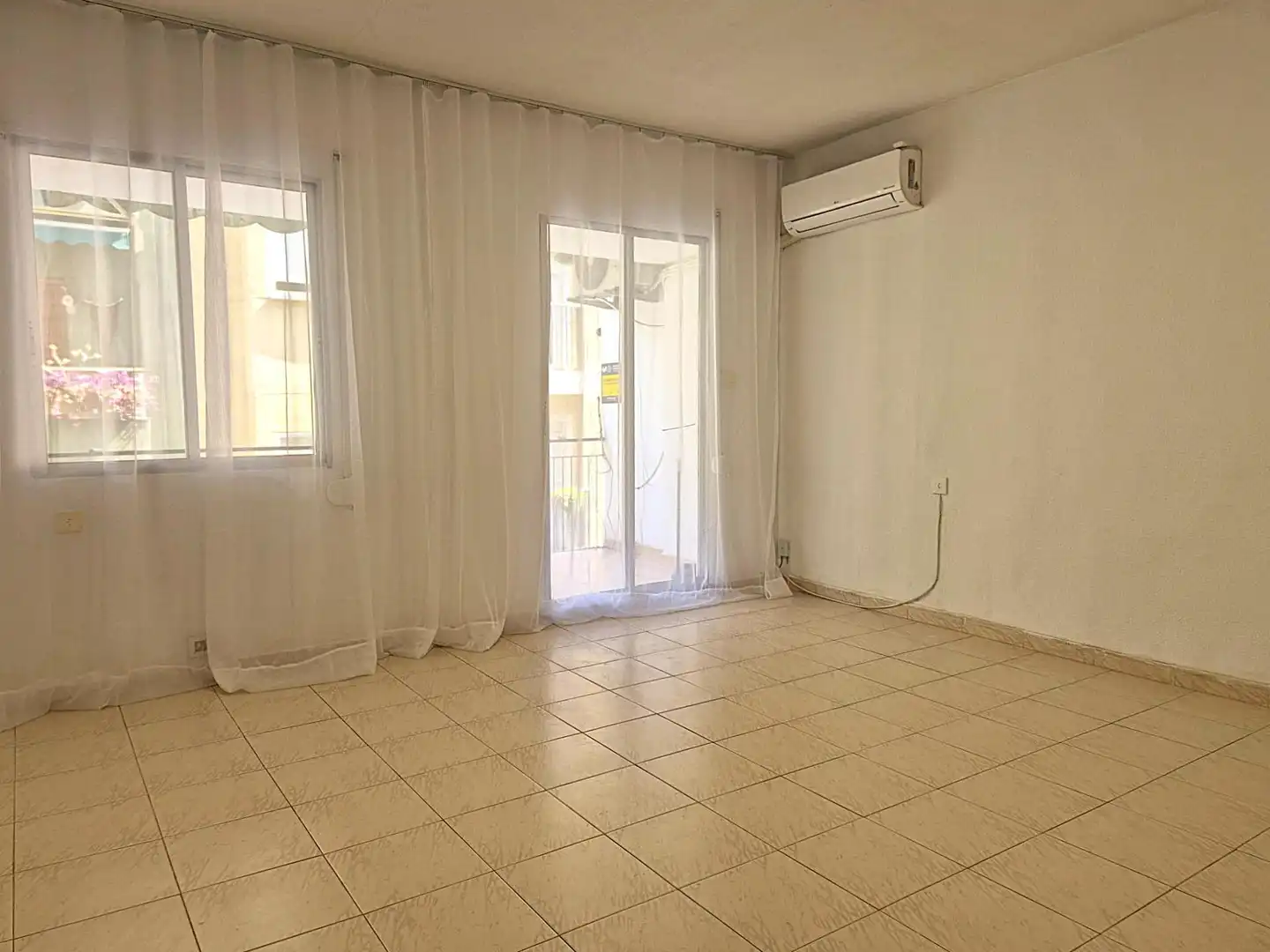 Sala d'estar de Apartament en venda en Alicante / Alacant amb Aire condicionat i Balcó