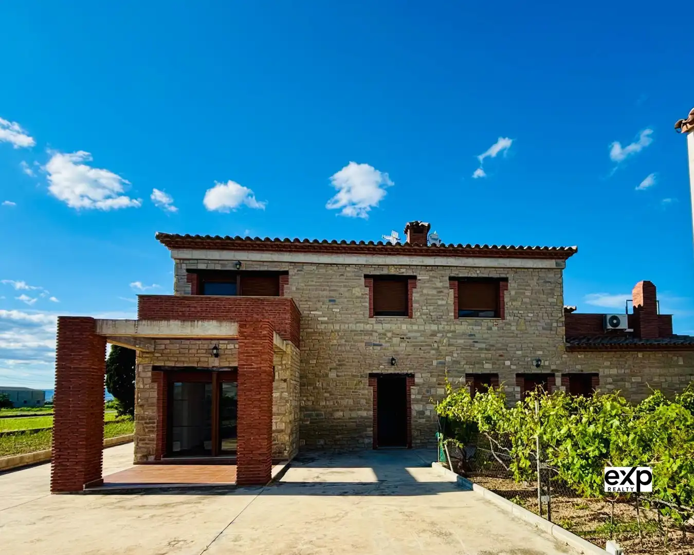 Vista exterior de Casa o xalet en venda en Deltebre amb Calefacció, Terrassa i Balcó
