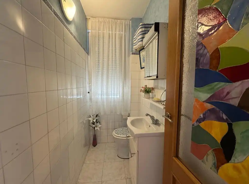 Badezimmer von Wohnung zum Verkauf in Los Corrales de Buelna  mit Heizung, Parkett und Terrasse