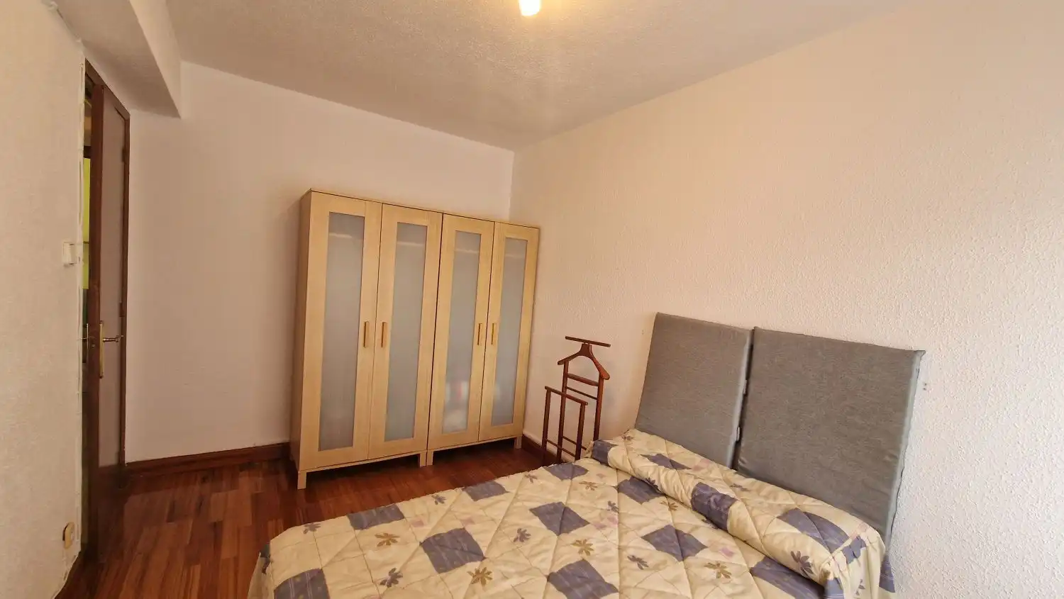 Schlafzimmer von Wohnung zum Verkauf in Cartes mit Heizung