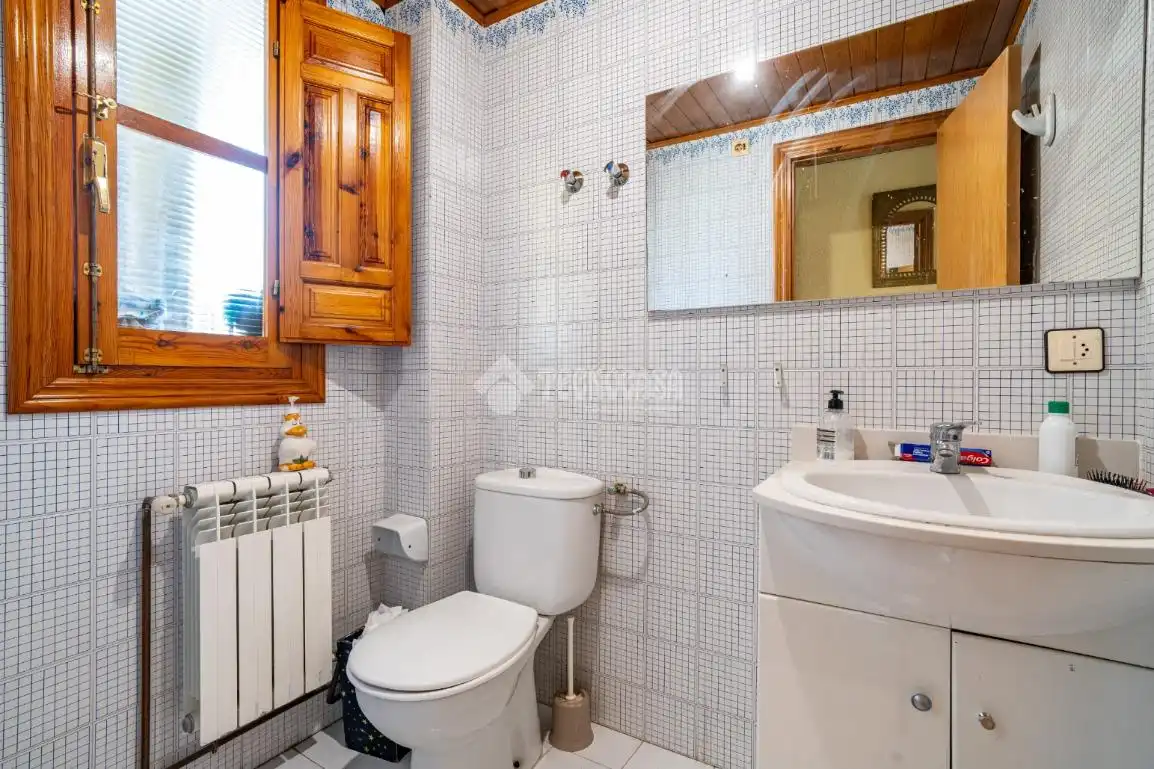 Baño de Casa adosada en venta en Granada con Aire acondicionado