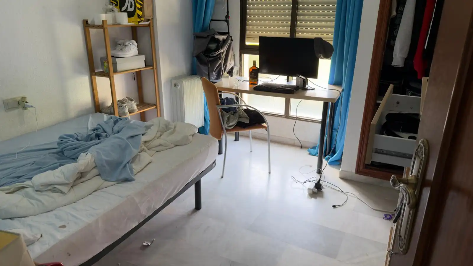 Habitación de Piso para compartir en Granada con Calefacción, Terraza y Amueblado