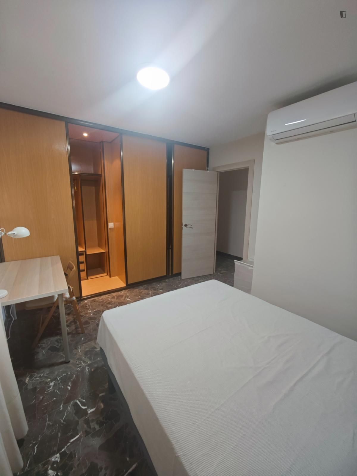 Dormitori de Apartament per a compartir en  Granada Capital amb Aire condicionat, Calefacció i Moblat