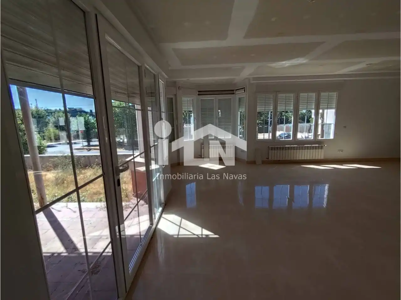 Sala d'estar de Casa o xalet en venda en Las Navas del Marqués  amb Calefacció, Jardí privat i Terrassa