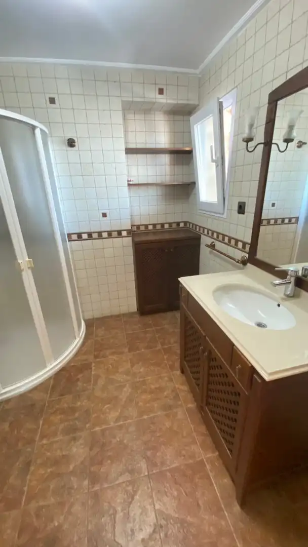 Badezimmer von Dachboden zum Verkauf in Silla mit Klimaanlage, Heizung und Parkett