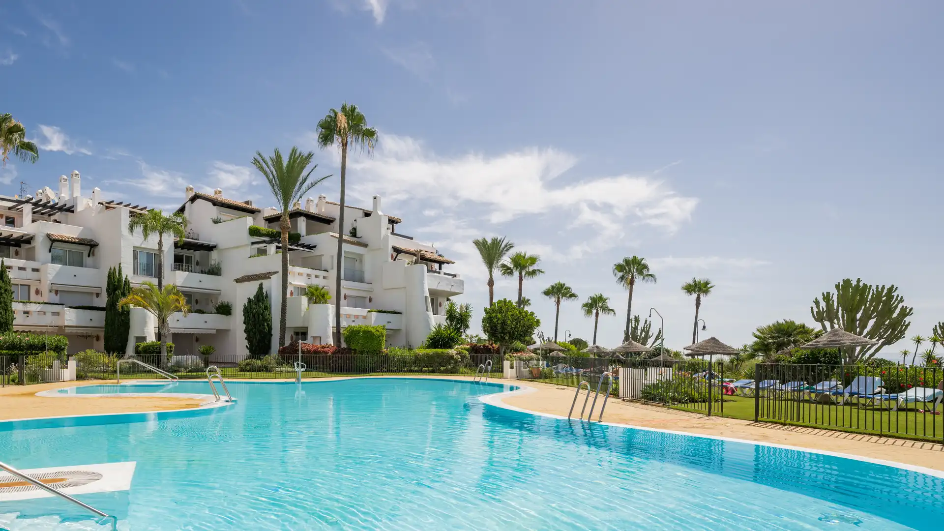 Vista exterior de Apartamento en venta en Estepona con Terraza, Amueblado y Piscina comunitaria