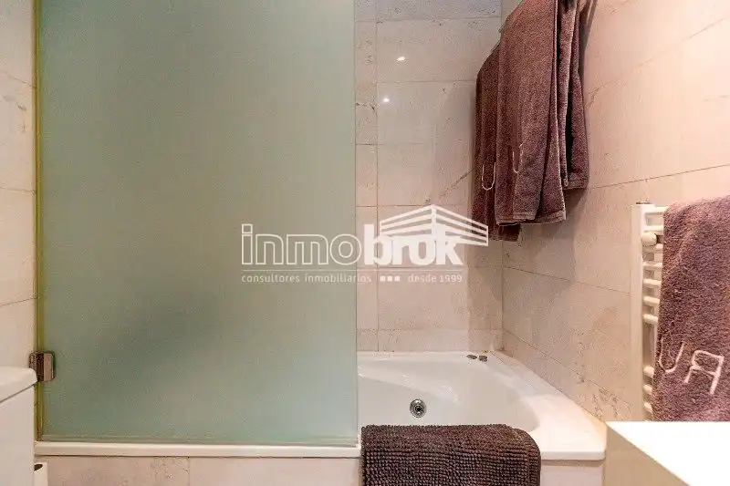Badezimmer von Dachboden zur Miete in La Moraleja mit Klimaanlage, Heizung und Abstellraum