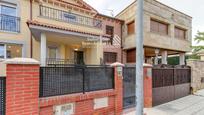 Vista exterior de Casa adosada en venda en Cabrerizos amb Calefacció, Jardí privat i Terrassa