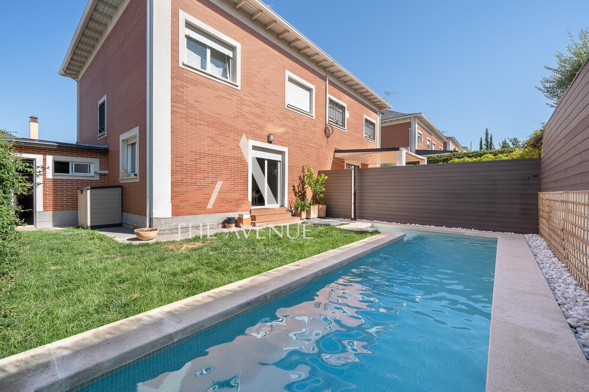 Swimming pool of Single-family semi-detached for sale in Boadilla del Monte  with Air Conditioner, Heating and Private garden