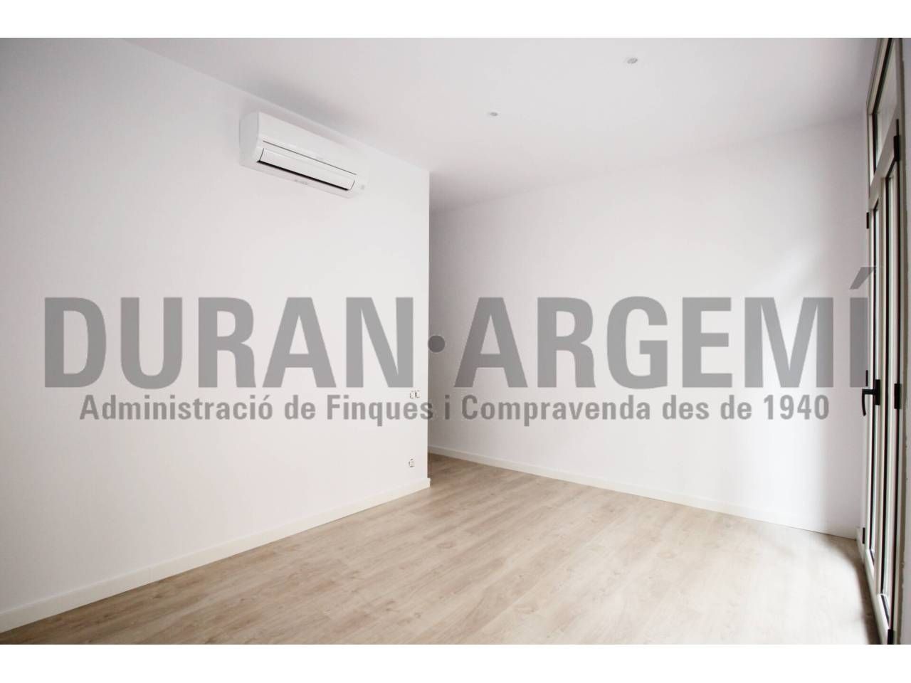 Office to rent in Terrassa  with Air Conditioner and Alarm