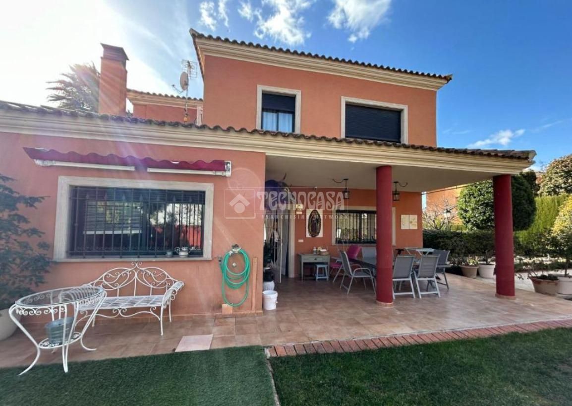 Vista exterior de Casa adosada en venta en Baeza con Aire acondicionado, Calefacción y Piscina