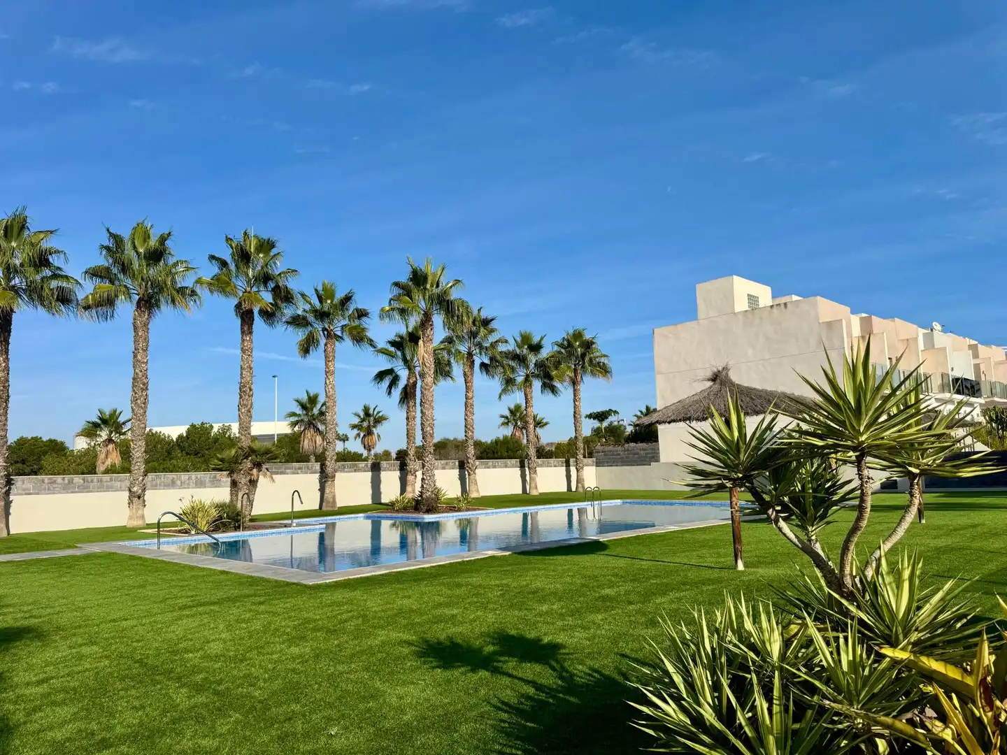Piscina de Casa adosada en venta en Torrevieja con Jardín privado, Terraza y Balcón