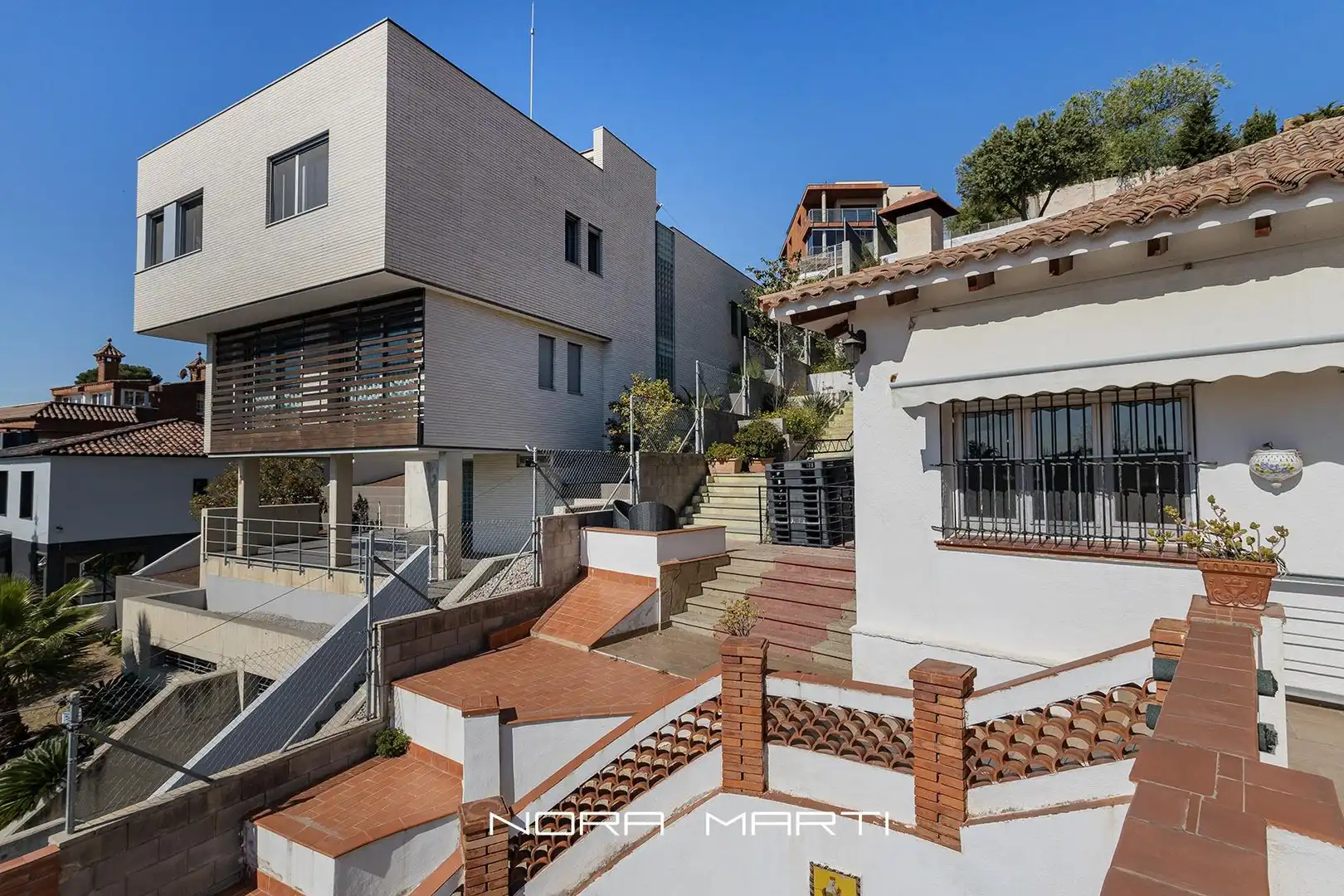 Vista exterior de Casa o xalet en venda en Esplugues de Llobregat amb Jardí privat, Piscina i Alarma