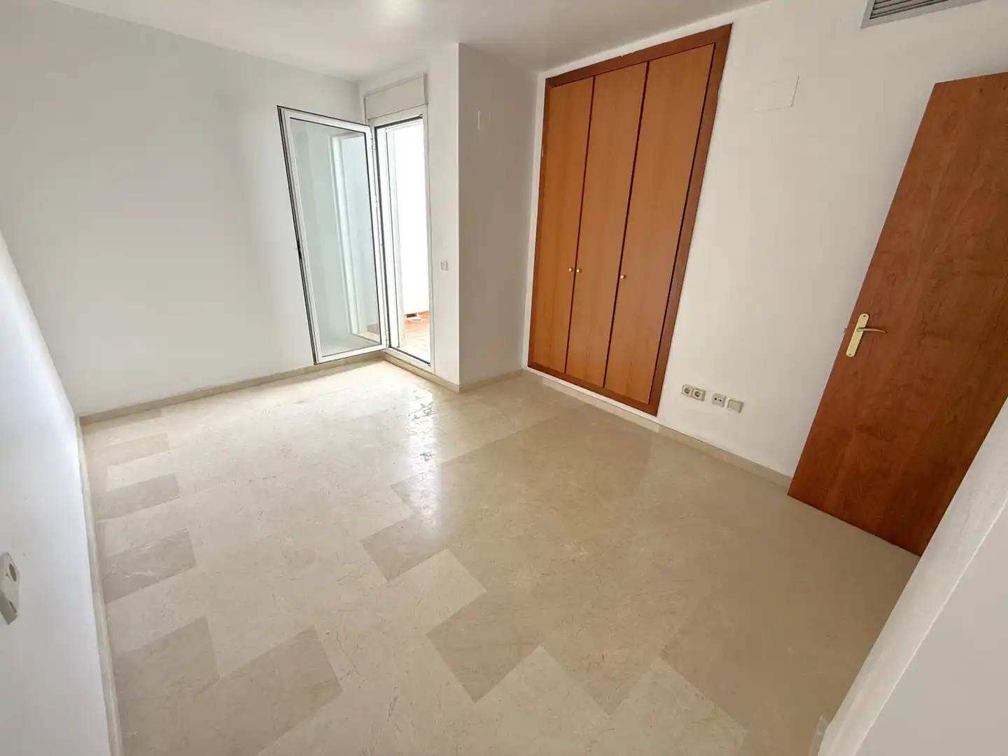 Casa adosada en venta en Torrent con Terraza, Trastero y Piscina comunitaria