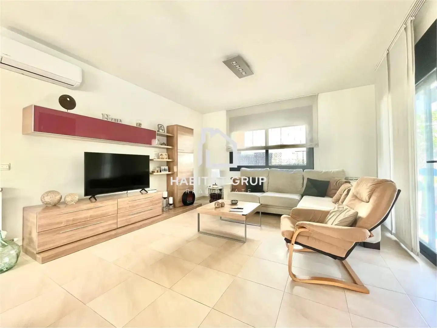 Sala de estar de Casa o chalet en venta en Medinyà con Aire acondicionado, Calefacción y Jardín privado