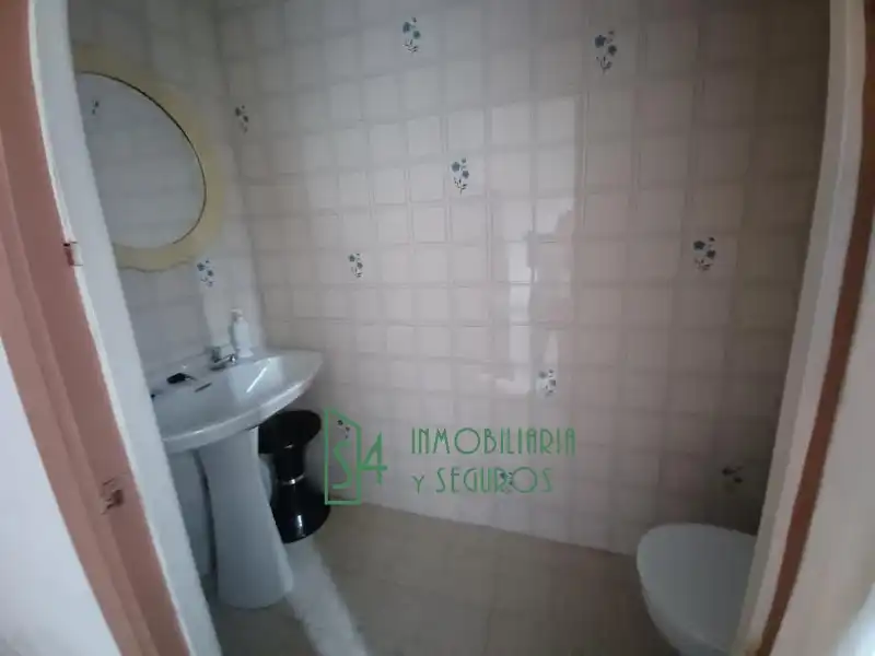 Badezimmer von Einfamilien-Reihenhaus zum Verkauf in Oviedo  mit Privatgarten, Möbliert und Ofen