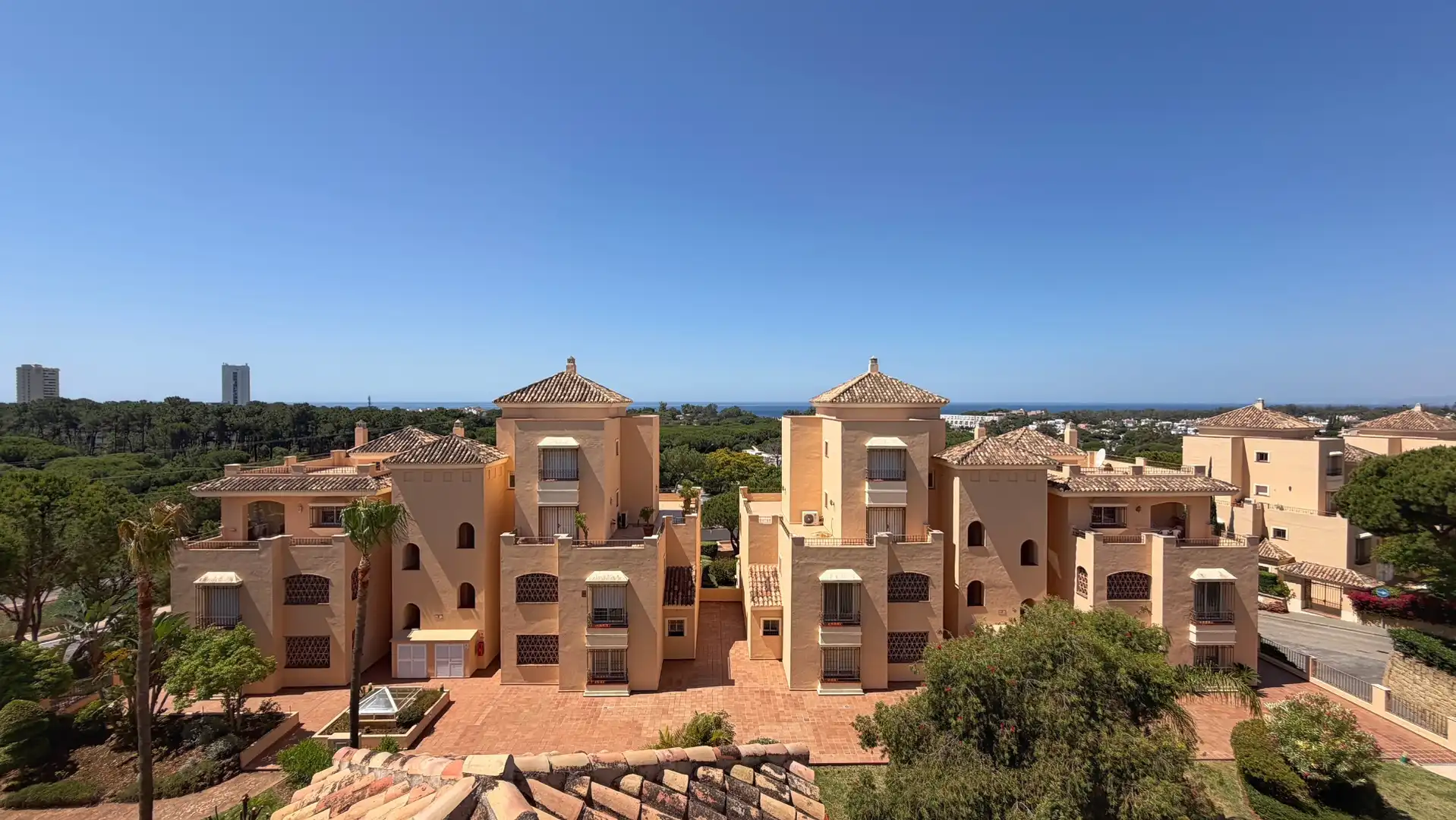 Vista exterior de Àtic en venda en Marbella amb Aire condicionat, Calefacció i Terrassa