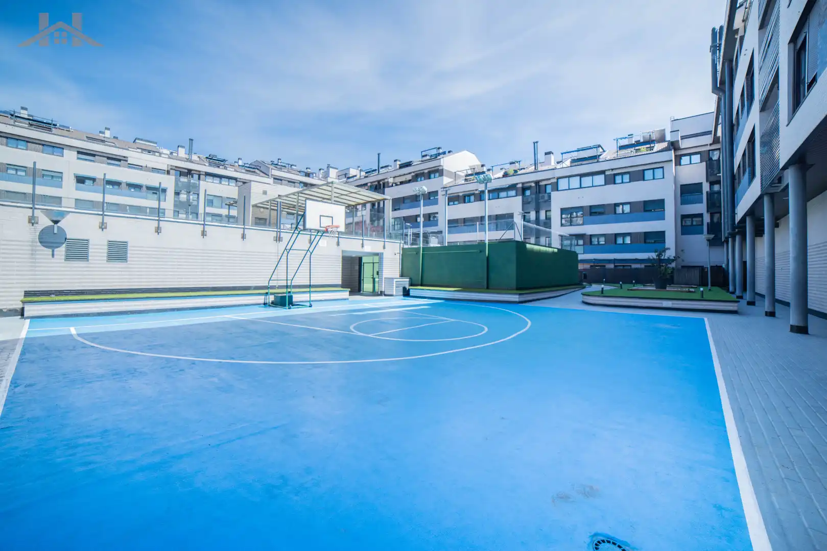 Exterior view of Flat for sale in Pinto  with Air Conditioner, Heating and Storage room