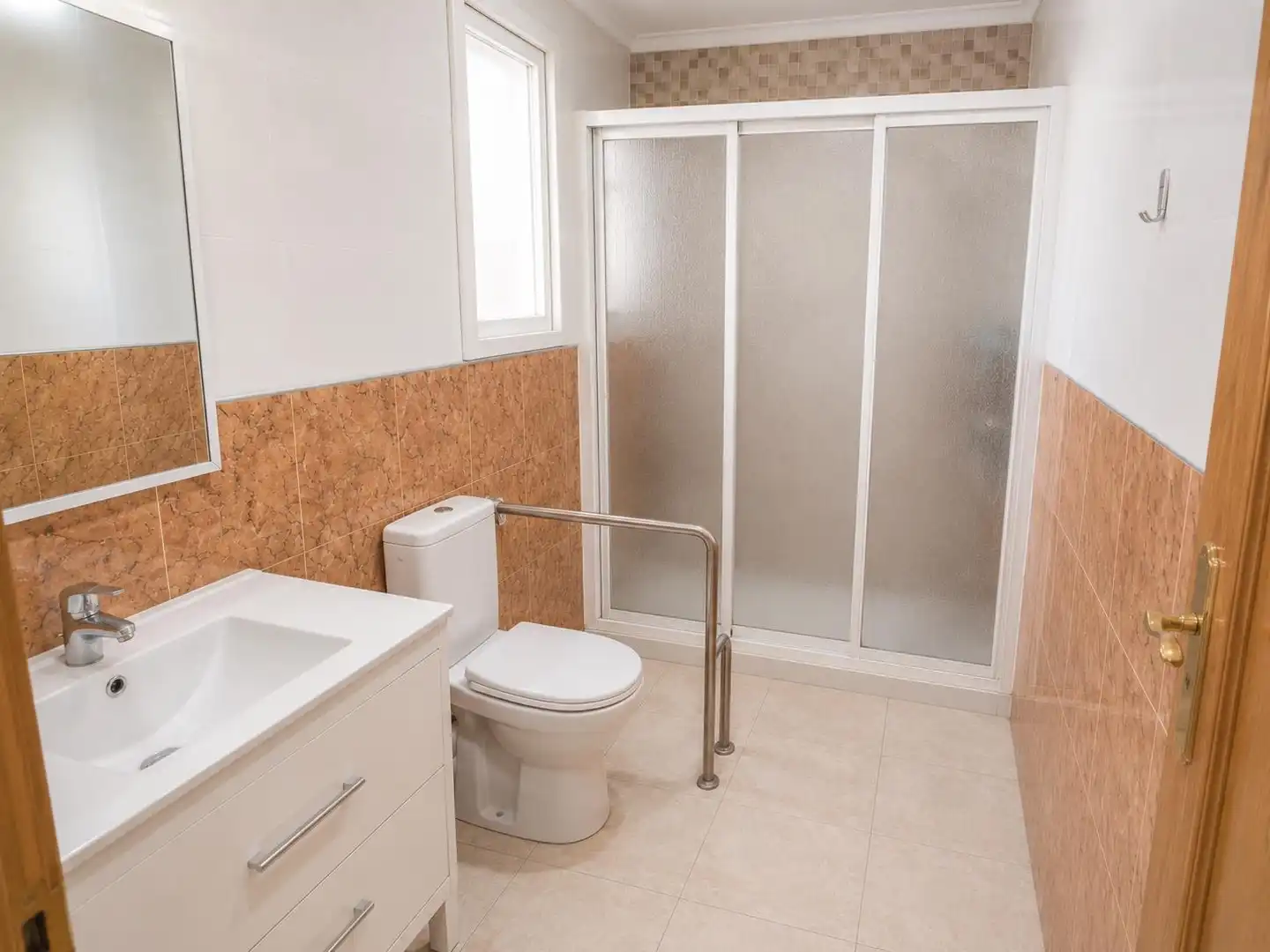 Baño de Piso de alquiler en Málaga con Aire acondicionado, Calefacción y Jardín privado