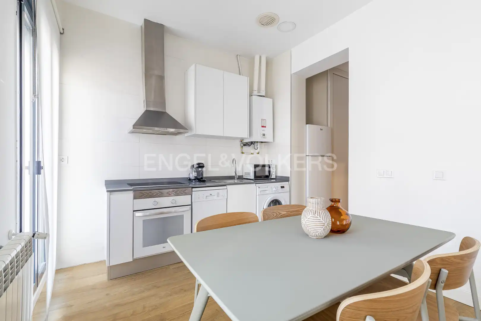 Cuina de Apartament de lloguer en Madrid amb Aire condicionat, Calefacció i Moblat