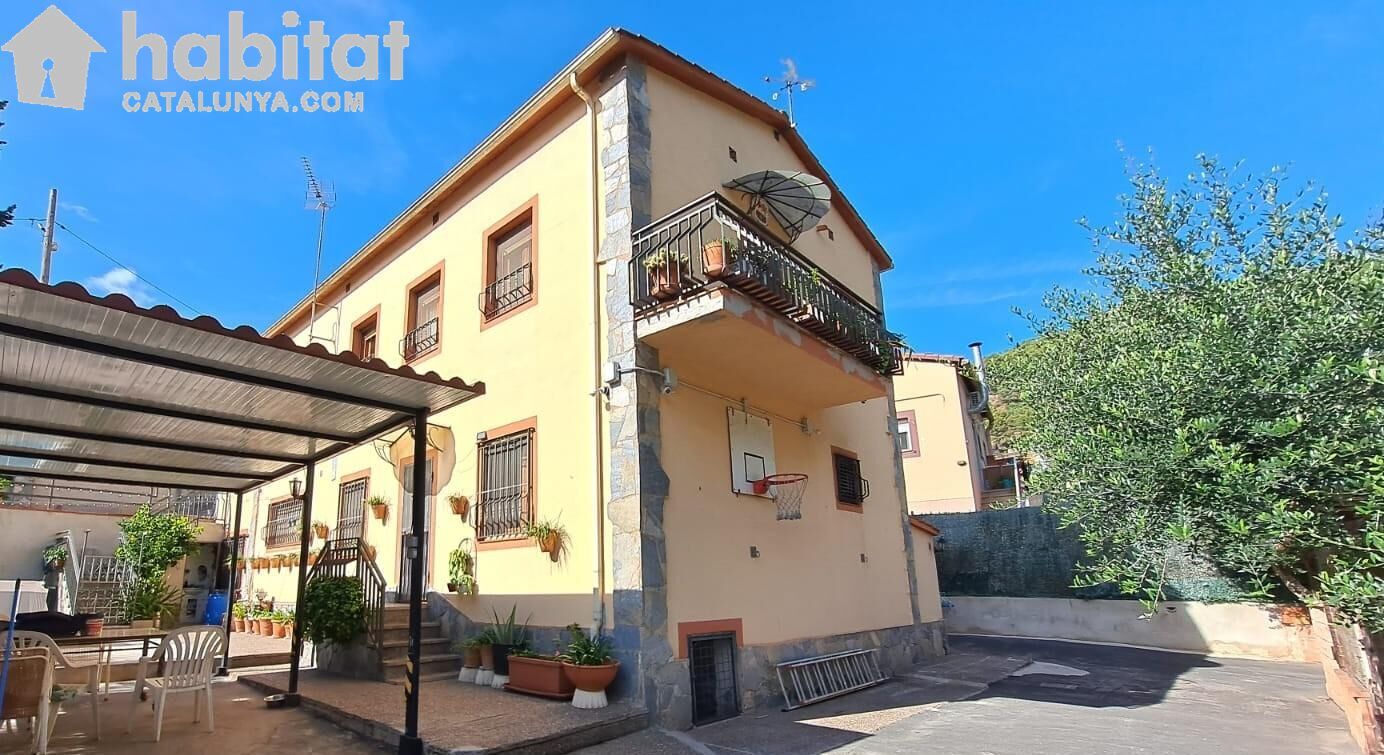 Vista exterior de Casa o xalet en venda en Pallejà amb Calefacció, Jardí privat i Balcó