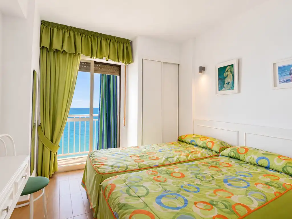 Habitación de Piso en venta en Fuengirola con Aire acondicionado, Terraza y Amueblado