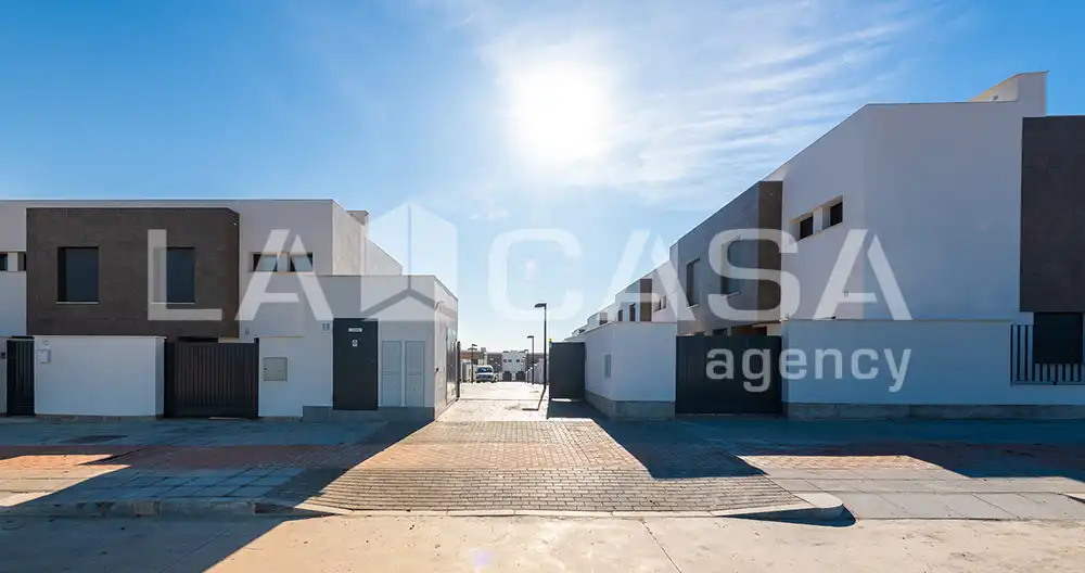 Vista exterior de Casa adosada en venta en Dos Hermanas con Aire acondicionado y Piscina
