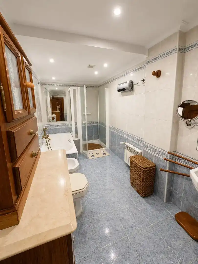 Badezimmer von Wohnung zur Miete in Siero mit Klimaanlage