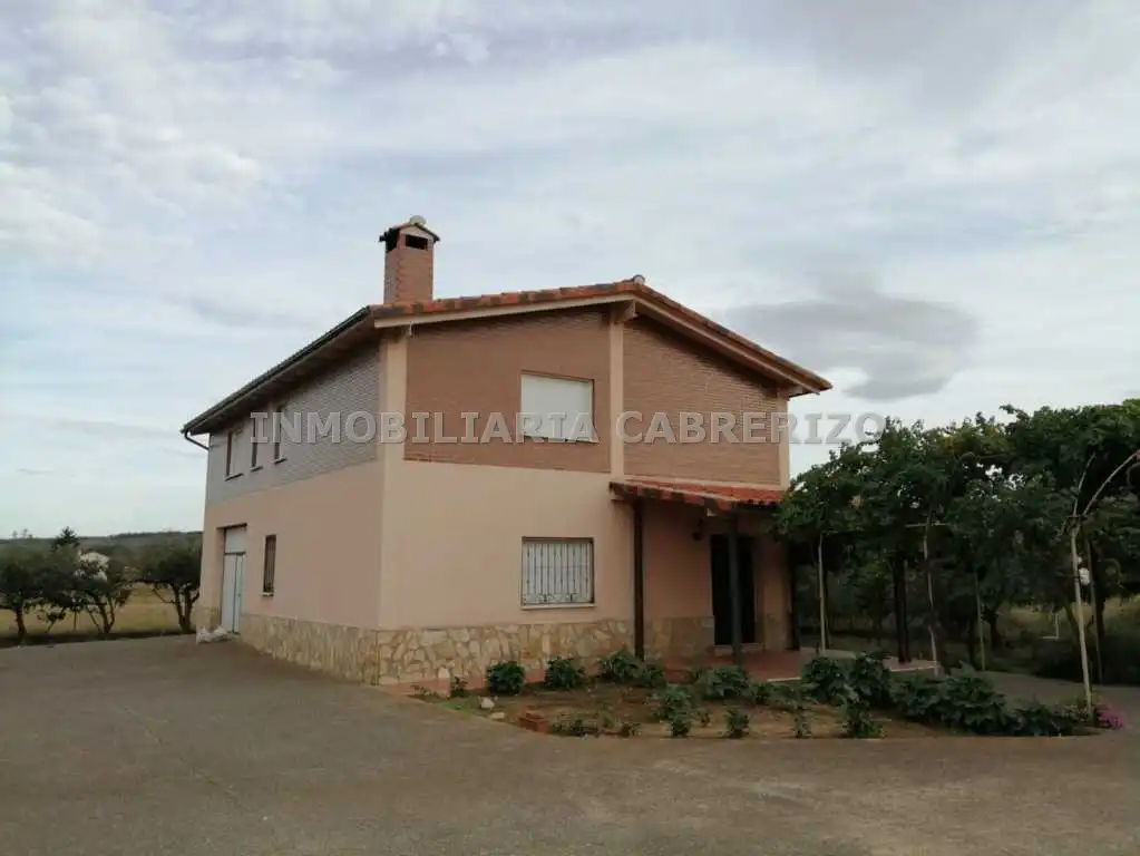 Vista exterior de Casa o chalet en venta en Alberite con Calefacción, Jardín privado y Parquet