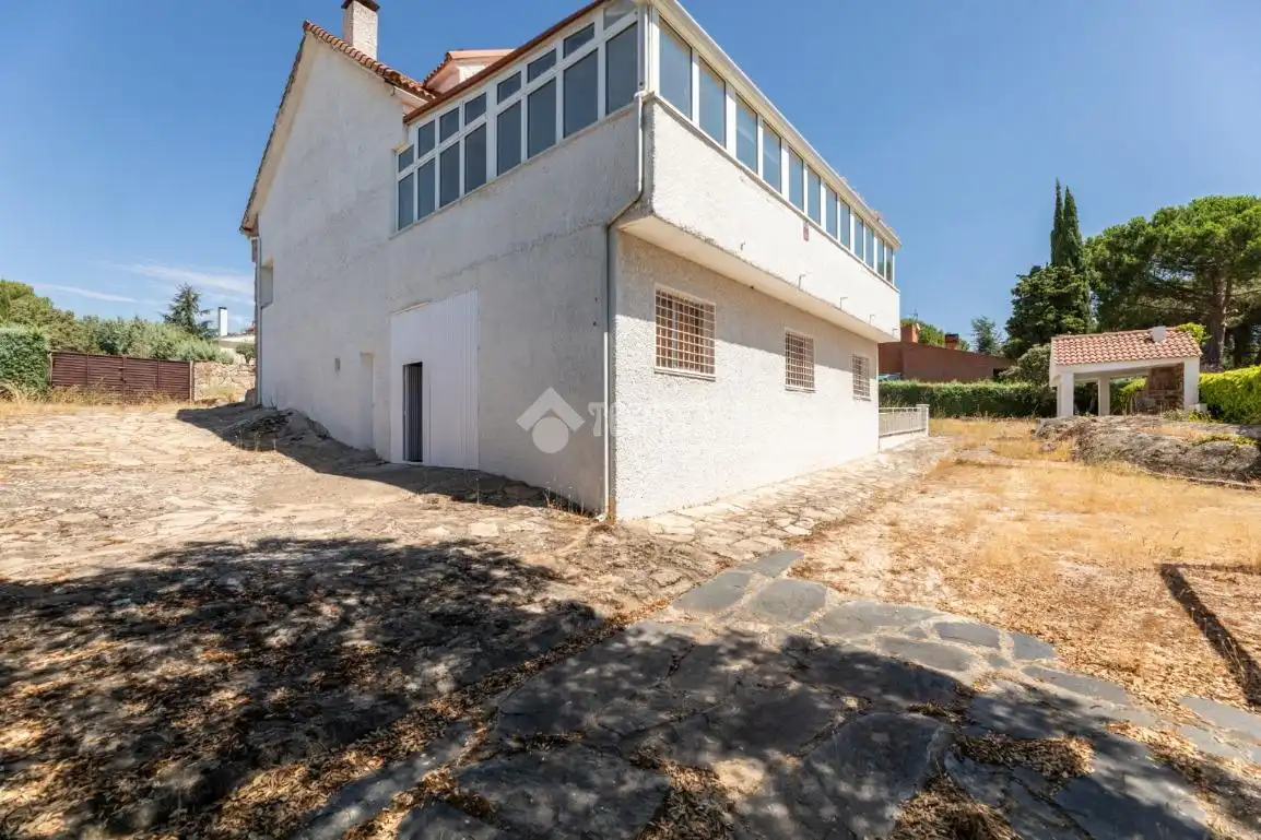 Vista exterior de Casa o xalet en venda en Hoyo de Manzanares amb Calefacció i Jardí privat