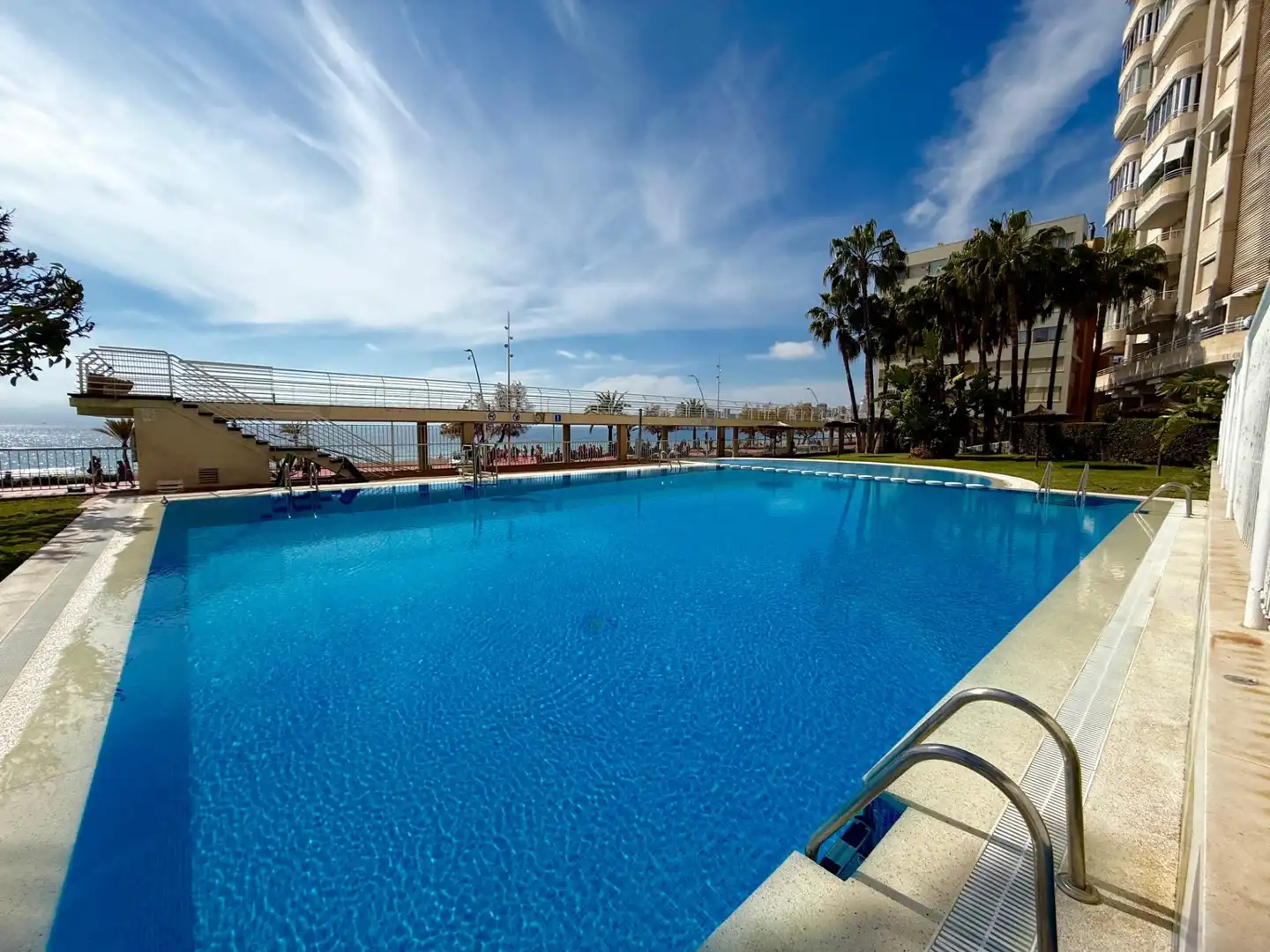 Piscina de Apartamento en venta en Benidorm con Aire acondicionado, Jardín privado y Amueblado