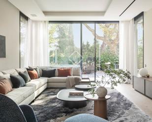 Sala d'estar de Casa o xalet en venda en Sant Cugat del Vallès amb Aire condicionat, Calefacció i Jardí privat