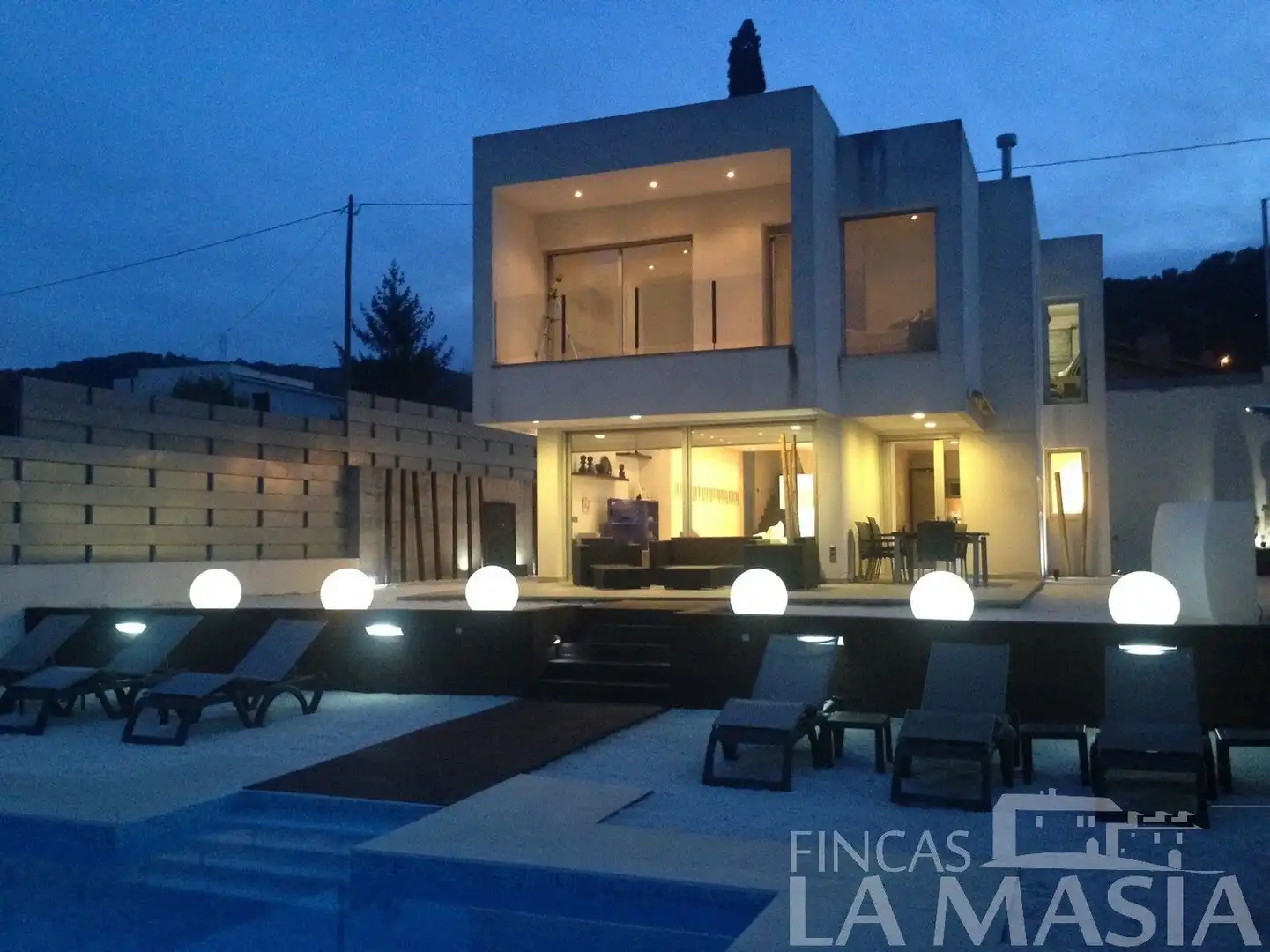 Vista exterior de Casa o xalet en venda en Canyelles amb Aire condicionat, Calefacció i Jardí privat