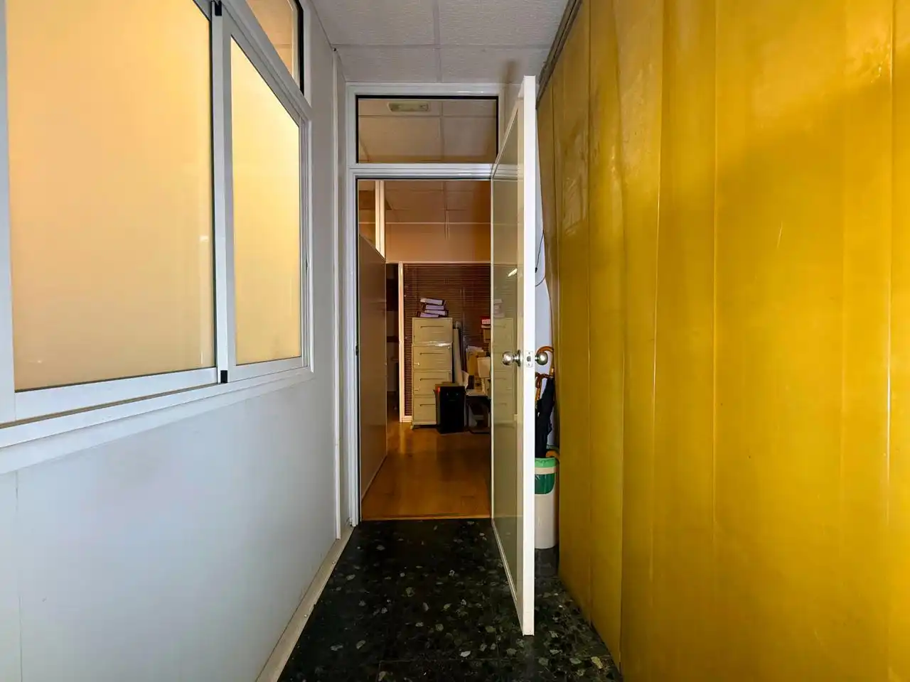 Local comercial en venta en Carrer de Joaquim Ruyra, imagen 3