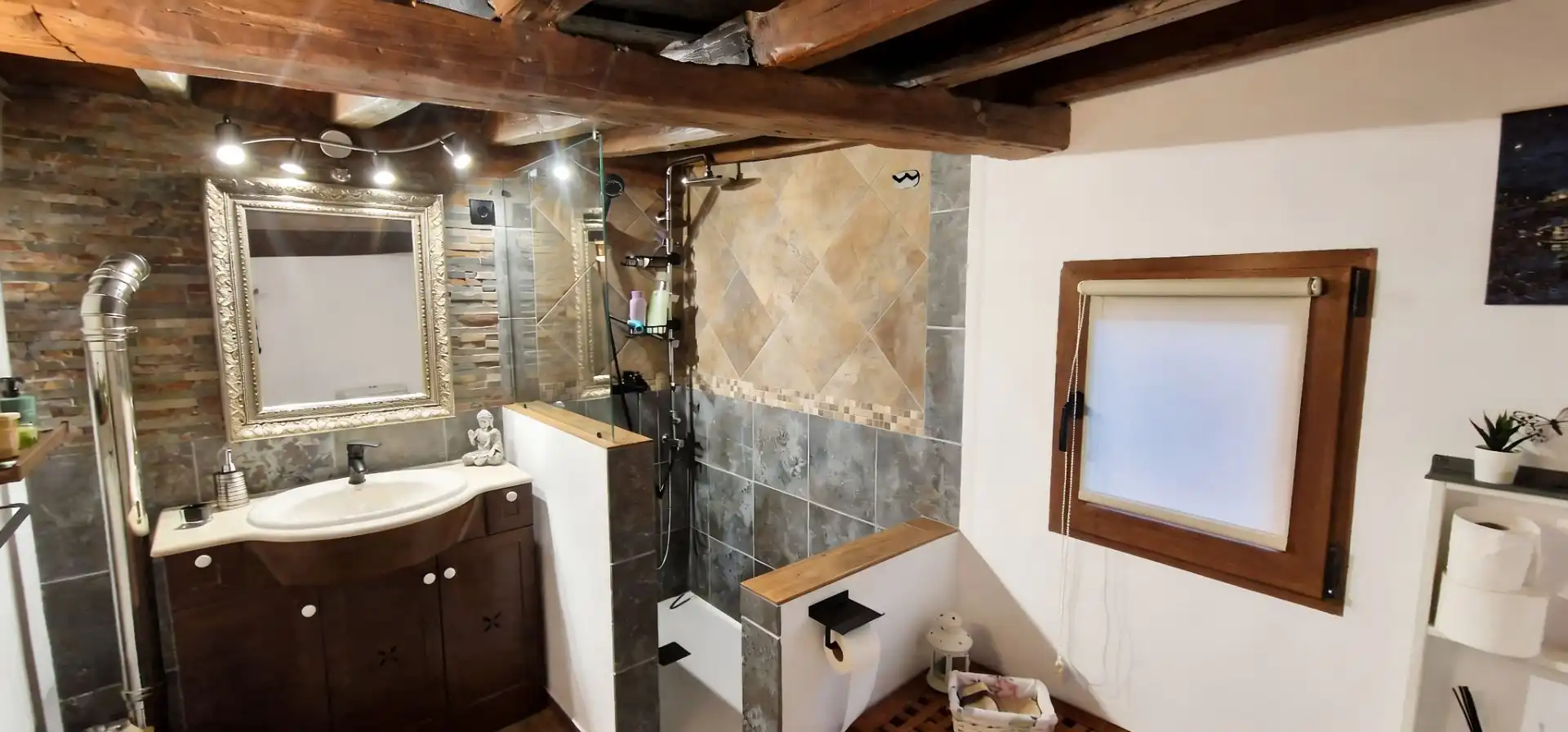Bathroom of Houses for sale in Madrigal de la Vera  with Furnished