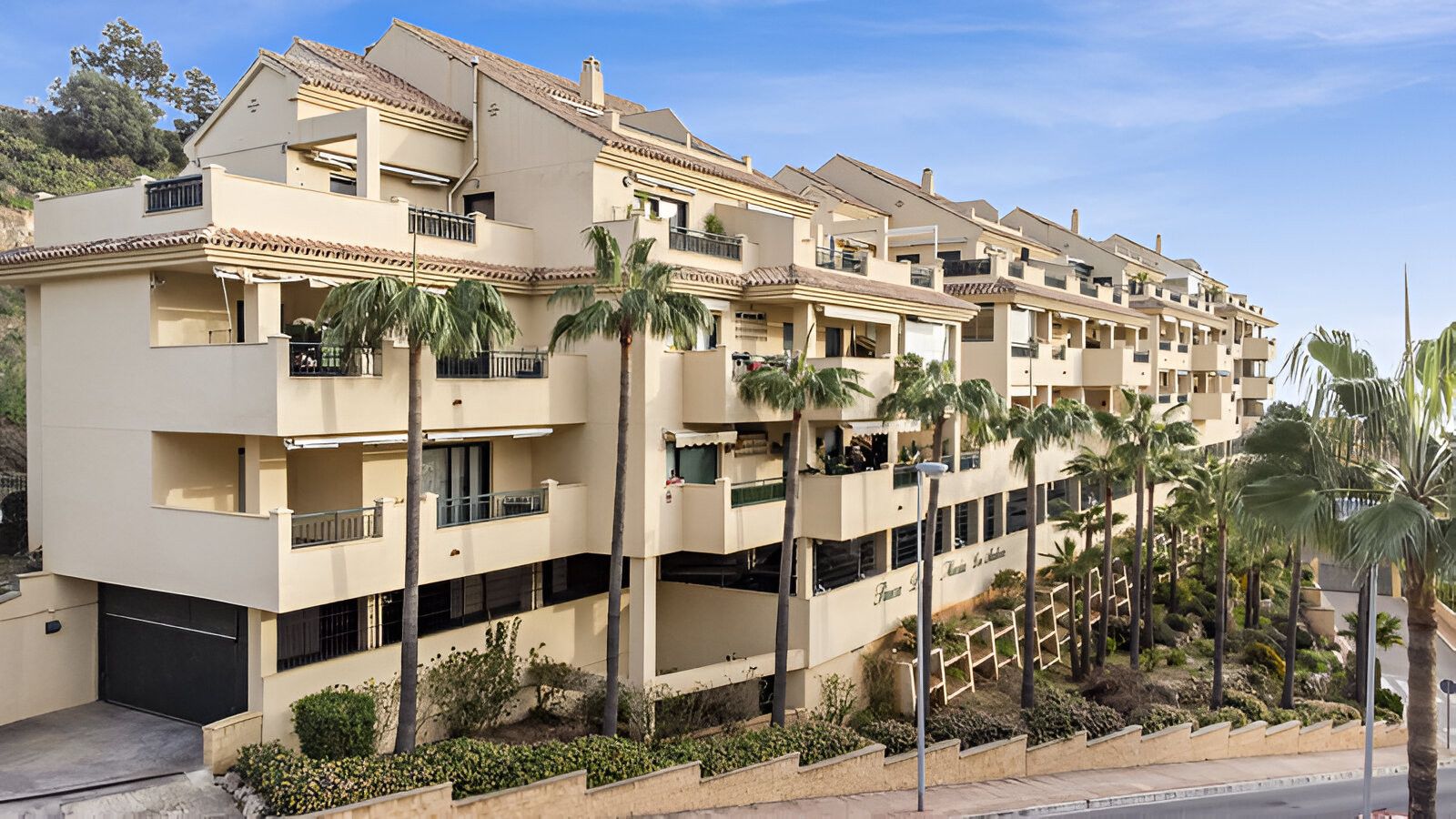 Vista exterior de Apartament en venda en Benalmádena amb Aire condicionat, Terrassa i Piscina