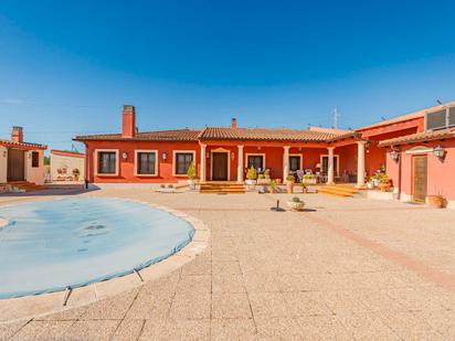 Vista exterior de Casa o xalet en venda en Tielmes amb Aire condicionat i Piscina