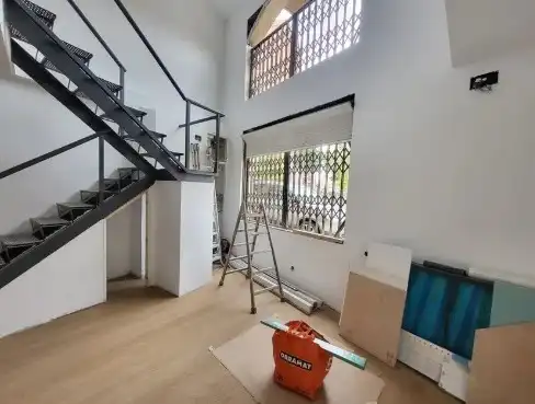 Maisonette zum Verkauf in Badalona mit Klimaanlage, Parkett und Abstellraum