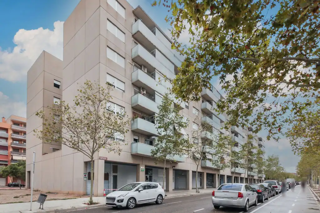 Vista exterior de Local en venta en Reus
