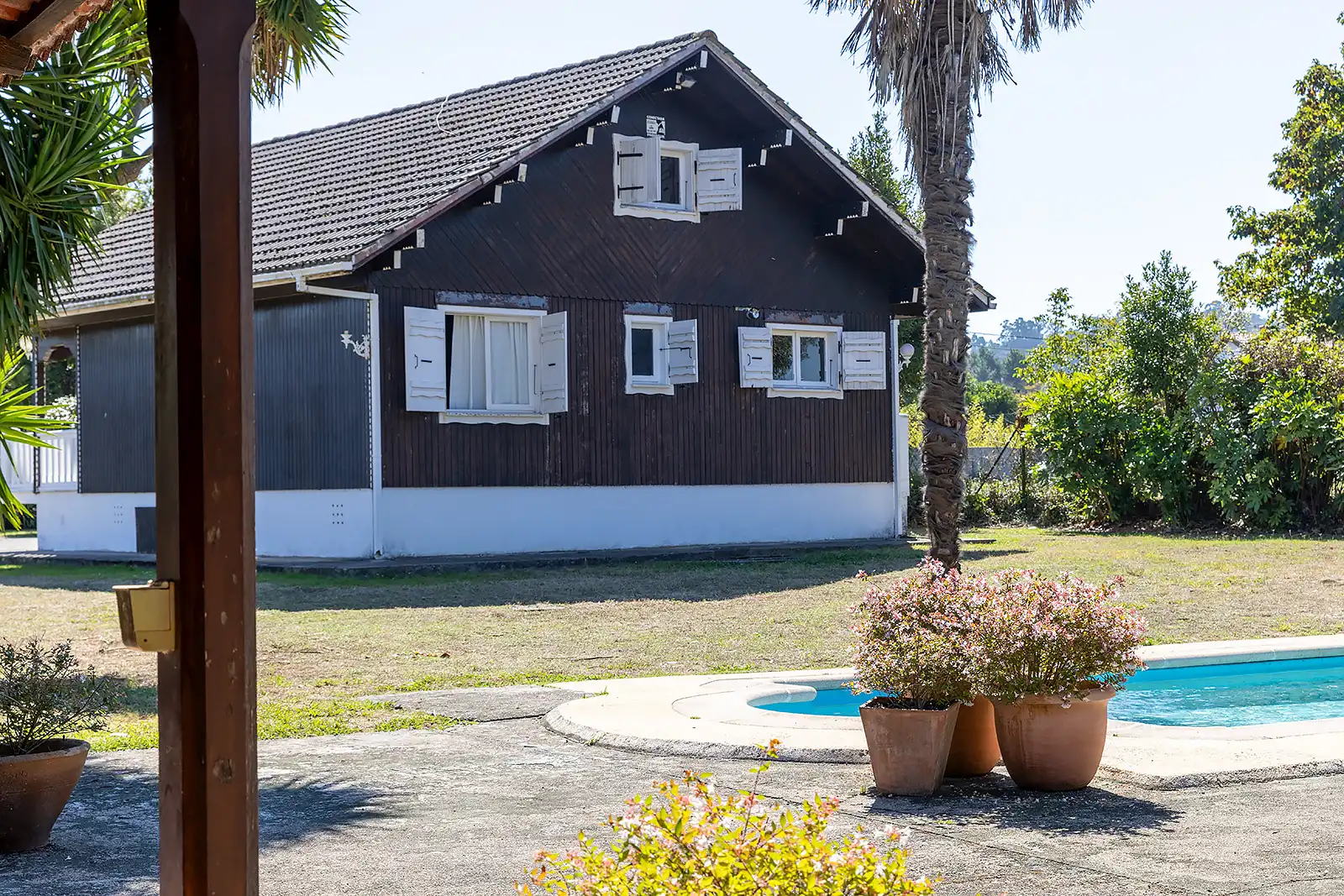 Vista exterior de Casa o chalet en venta en Oleiros con Calefacción, Jardín privado y Piscina