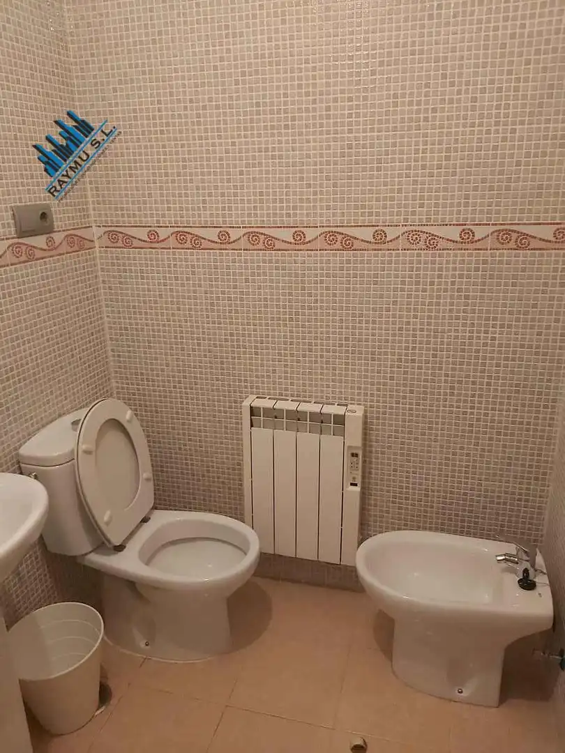 Bany de Edifici en venda en Velilla de San Antonio