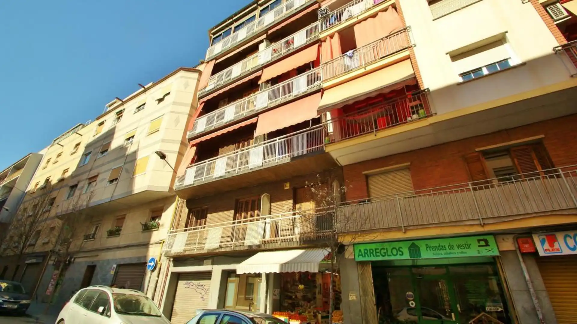 Vista exterior de Local en venta en L'Hospitalet de Llobregat