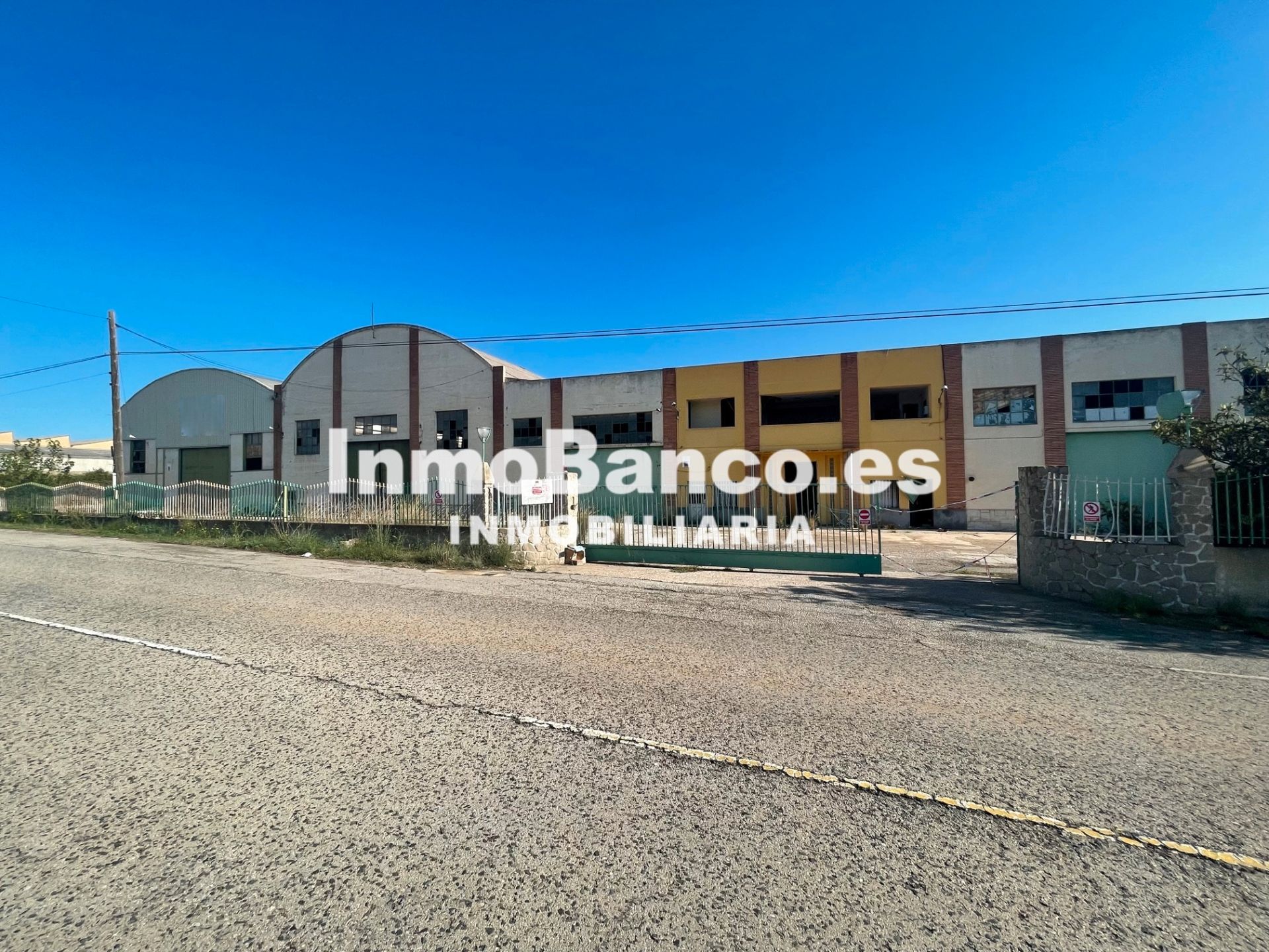 Vista exterior de Nau industrial en venda en Chiva