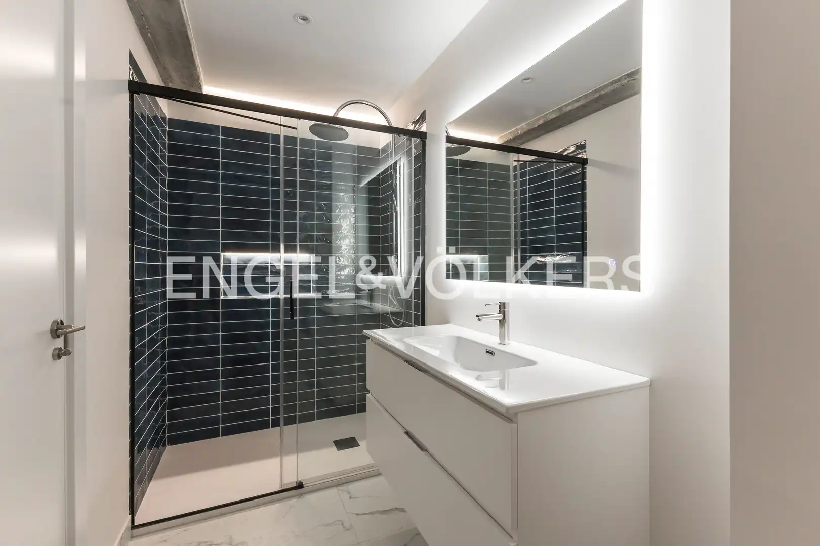 Bathroom of Flat for rent in Madrid  with Air Conditioner, Heating and Parquet flooring
