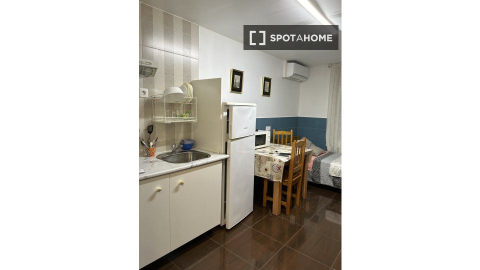 Kitchen of Flat to rent in L'Hospitalet de Llobregat  with Air Conditioner, Heating and Furnished